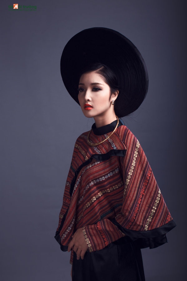 Hoa[-]hậu[-]Triệu[-]Thị[-]Hà[-]quyến[-]rũ[-]trang[-]phục[-]áo[-]dài[-]quảng[-]bá[-]văn[-]hóa[-]cổ[-]truyền[-]Việt[-]Nam